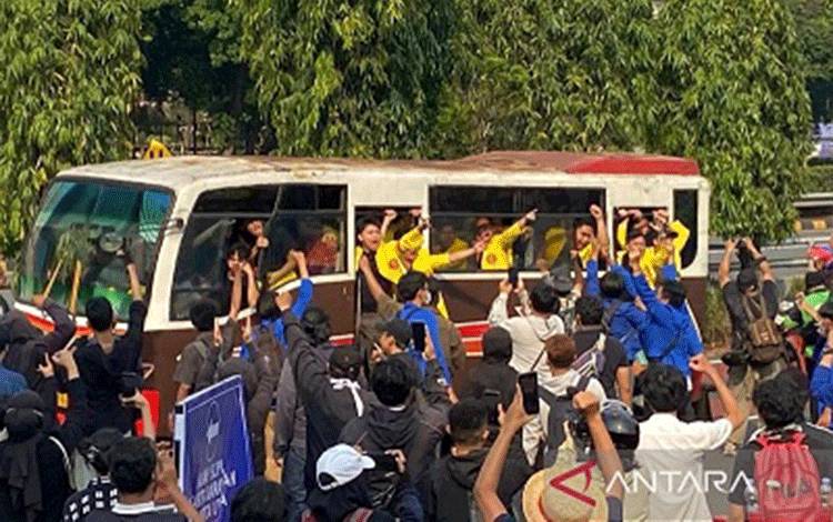 Mahasiswa UI dan Paramadina Unjuk Rasa di Depan Polda Metro Jaya