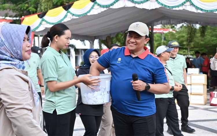 Doorprize dan Bansos Meriahkan Senam Pagi Bersama Kalteng