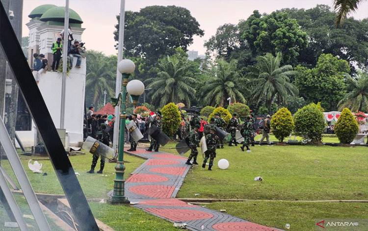 Personel TNI AD Coba Redam Amarah Demonstran di Depan Gedung DPR