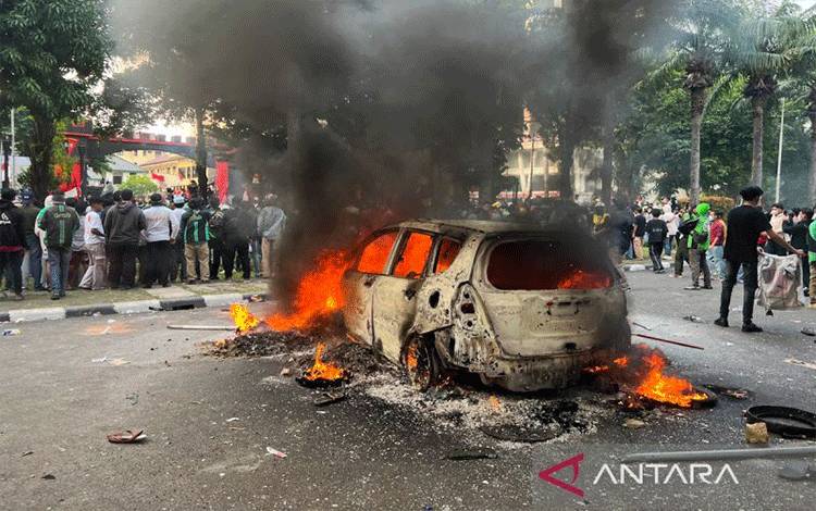 Massa Kembali Bakar Mobil di Depan Mako Brimob Jakpus