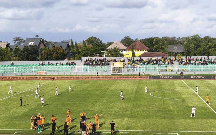 Pertandingan antara Bhayangkara Presisi Lampung FC melawan Persis Solo di Stadion Sumpah Pemuda PKOR Way Halim. Bandarlampung, Jumat (29/8/2025). (ANTARA/Dian Hadiyatna)