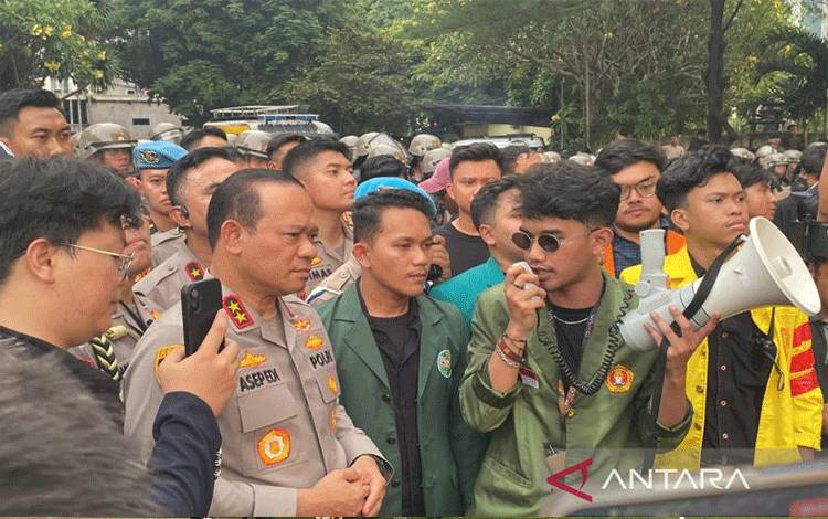 Kapolda Metro Jaya, Irjen Pol Asep Edi Suheri memberikan keterangan di hadapan mahasiswa di Polda Metro Jaya, Jakarta, Jumat (29/8/2025). ANTARA/Luthfia Miranda Putri