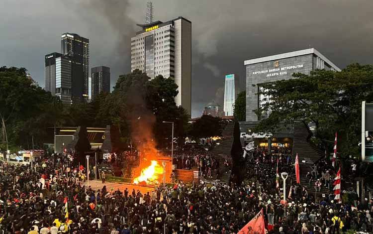 Massa di Polda Metro Jaya Bakar Ban dan Coba Rusak CCTV