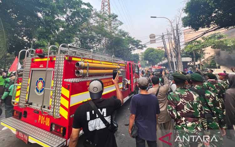 Damkar Padamkan Kebakaran Gedung Depan Mako Brimob Kwitang