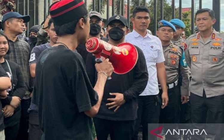 Ratusan Mahasiswa-Ojek Online Unjuk Rasa di Depan Polda Kalteng