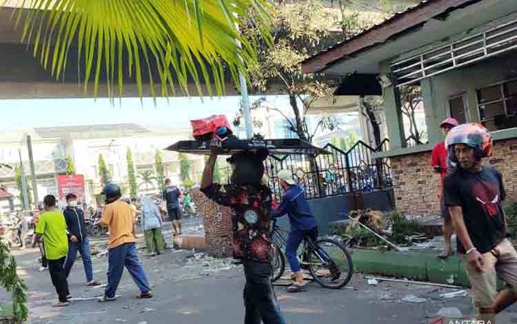 Warga Jarah Barang Kantor DPRD Kota Makassar Usai Dibakar