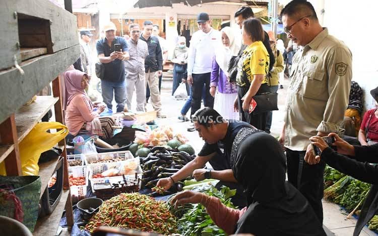 Sidak Pasar Patanak, Wabup Pulang Pisau Sebut Sejumlah Bahan Pokok Turun Harga