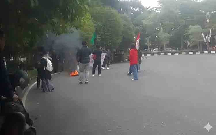 Aksi Mahasiswa Berlanjut di Depan Kantor DPRD Kapuas, Soroti Kenaikan Tunjangan DPR