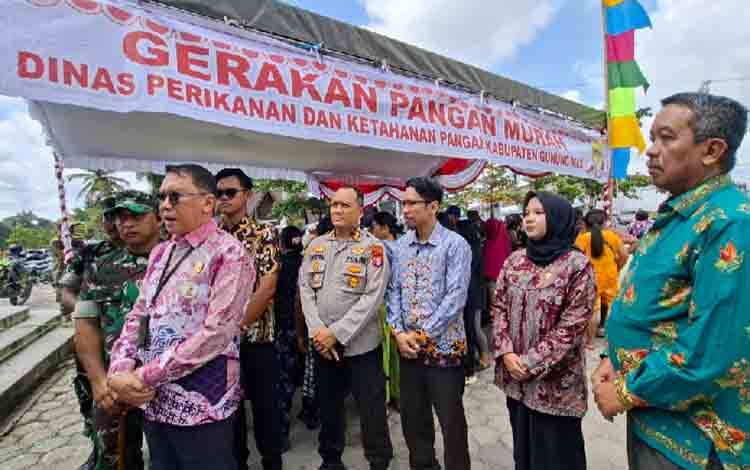 Pemkab Gunung Mas Bagikan 4 Ton Beras Murah untuk Masyarakat
