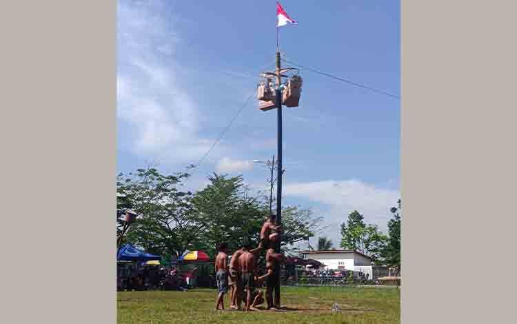 Melalui Lomba Panjat Pinang, Bupati Pulpis Berharap Masyarakat Jaga Kekompakan