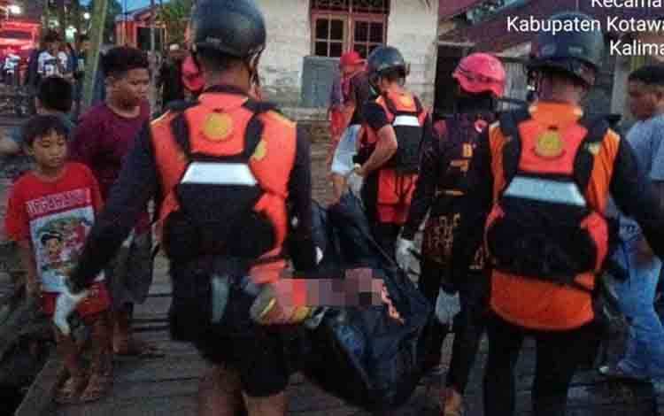 Jenazah ABK yang tenggelam di Sungai Cempaga dievakuasi tim gabungan, Sabtu, 30 Agustus 2025. (FOTO: IST)