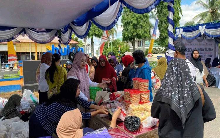 Gerakan Pangan Murah yang berlangsung di depan Stadion Panunjung Tarung, Kuala Kapuas pada Sabtu, 30 Agustus 2025. (IST)