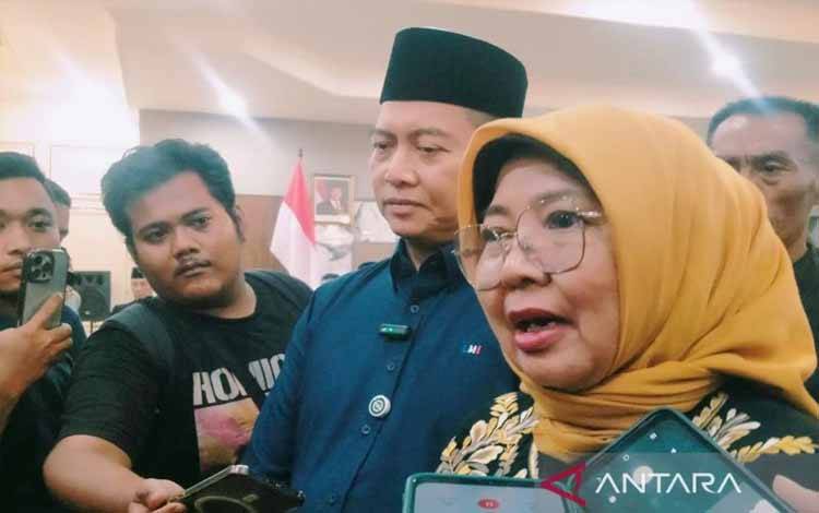 Ketua DPRD Provinsi Nusa Tenggara Barat (NTB), Hj. Baiq Isvie Rupaeda dikonfirmasi wartawan usai pertemuan dengan Gubernur NTB, H. Lalu Muhamad Iqbal bersama jajaran Forkopimda dan sejumlah elemen masyarakat di Pendopo Gubernur NTB di Mataram, Sabtu (30/8/2025) malam. ANTARA/Nur Imansyah
