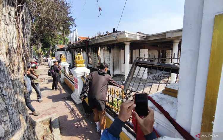 Warga Surabaya Dokumentasikan Gedung Grahadi Pascaterbakar
