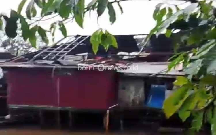 Kondisi salah satu rumah di Desa Muara Dadahup, Kapuas Murung yang rusak dihantam puting beliung, Minggu, 31 Agustus 2025. (IST)