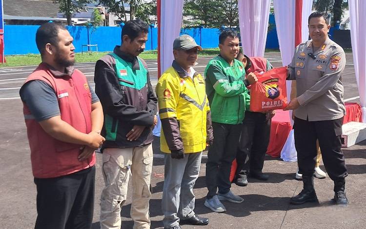 H. Abdul Rasyid AS Gandeng Polres Kobar untuk Salurkan 400 Paket Sembako