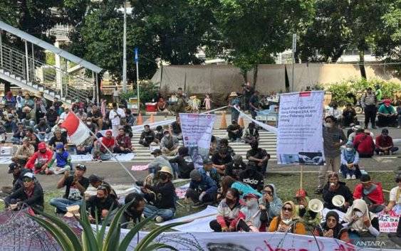 Ratusan Warga Pati Tiba dan Selawatan di Depan Gedung Merah Putih KPK