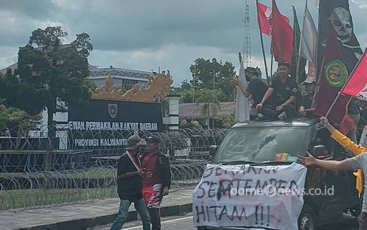 Massa Aliansi Gerakan September Hitam saat tiba di depan Kantor DPRD Kalteng,?Senin, 1 September 2025. (Foto : PATHUR)