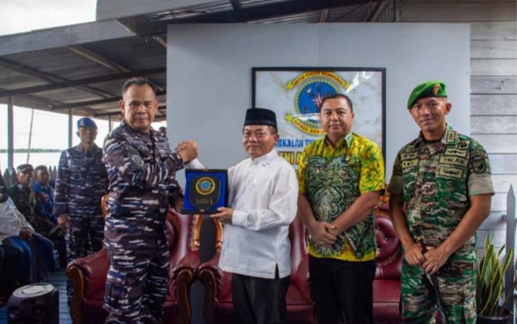 Bupati Kapuas, M. Wiyatno saat menerima cindera mata dari Komandan Pangkalan TNI AL (Danlanal) Banjarmasin Kolonel Laut (P), Ahmad Ahsan, pada peringatan Hari Ulang Tahun ke-80 TNI Angkatan Laut tahun 2025 di Pos TNI AL Kapuas, Jumat, 29 Agustus 2025. (IST)