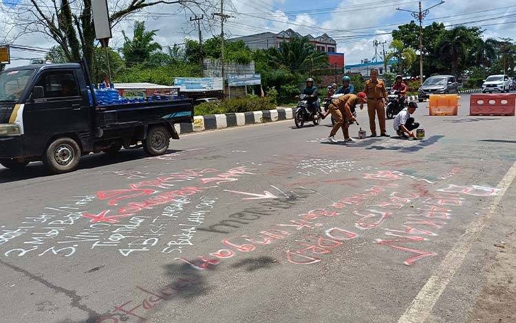 Aksi Coret-coret Saat Demo di Kantor DPRD Kotim Disebut Bentuk Ekspresi