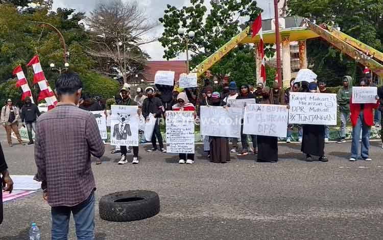 Demonstrasi juga Terjadi di Kantor DPRD Kapuas