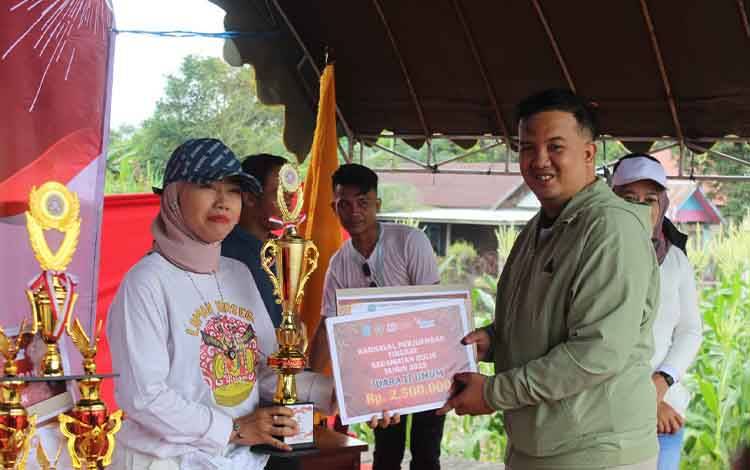 Bupati Lamandau Serahkan Hadiah Juara Lomba Karnaval Perjuangan