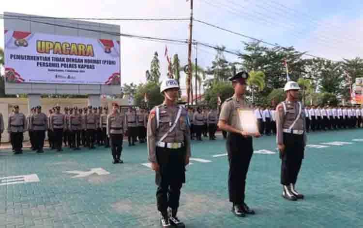 Polres Kapuas Berhentikan Tidak Hormat Seorang Personel, Kapolres Tegaskan Pentingnya Disiplin