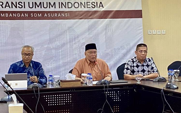 Ketua Umum Asosiasi Asuransi Umum Indonesia (AAUI) Budi Herawan (tengah) dalam konferensi pers di Jakarta, Senin (1/9/2025). (ANTARA/Rizka Khaerunnisa)