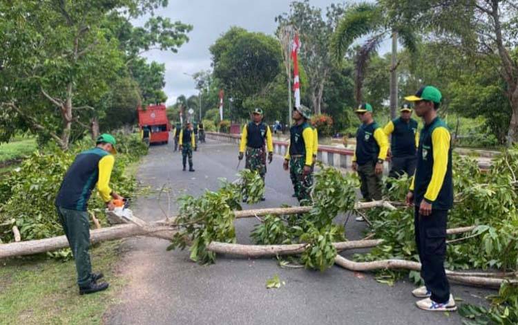 DLHK Seruyan Gelar Aksi Bersih dan Pemangkasan Pohon di Kuala Pembuang