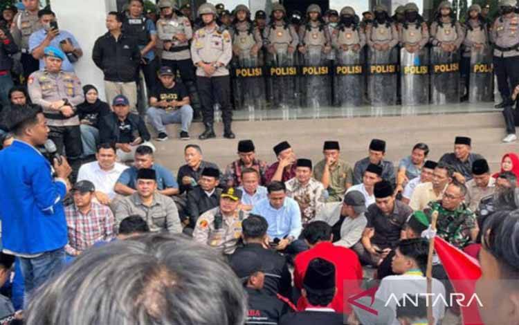 Aksi damai Aliansi Cipayung menyuarakan pengesahan undang-undang perampasan aset di kantor DPRD Bangkalan, Jawa Timur, Senin (1/9/2025). ANTARA/ HO-Polres Bangkalan.