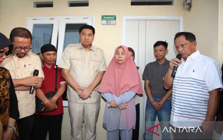 Mendagri Tito Karnavian bersama Menteri PKP Maruarar Sirait menyerahkan langsung kunci rumah kepada keluarga Affan Kurniawan. ANTARA/HO-Kemendagri