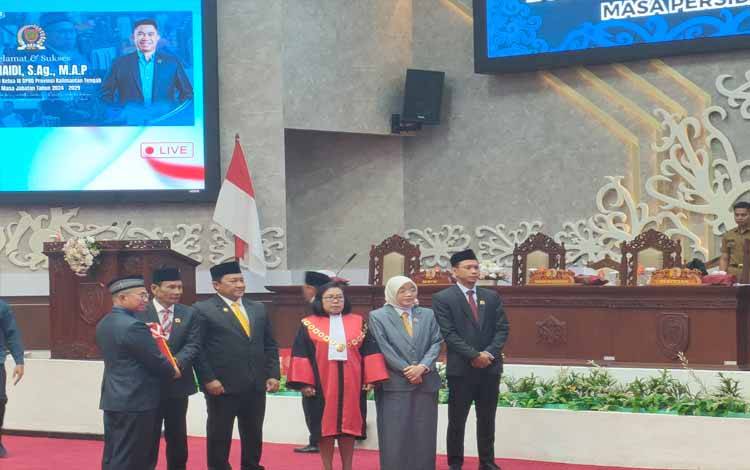 Wakil Gubernur Kalteng Edy Pratowo saat menyaksikan penyerahan salinan surat keputusan Kemendagri oleh Ketua DPRD Kalteng Arton S Dohong kepada Wakil Ketua DPRD Kalteng Junaidi (Foto : PATHUR)