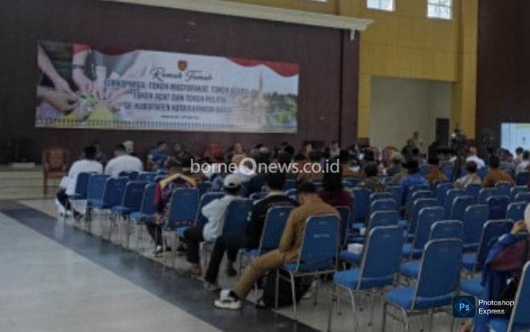 Rakor pengendalian inflasi 2025 yang?dirangkaikan dengan evaluasi dukungan pemerintah daerah dalam program penyediaan 3 juta rumah. Kegiatan berskala nasional ini diikuti Bupati Kobar Nurhidayah secara daring di Aula Antakusuma Pangkalan Bun Park, Selasa, 2 September 2025.