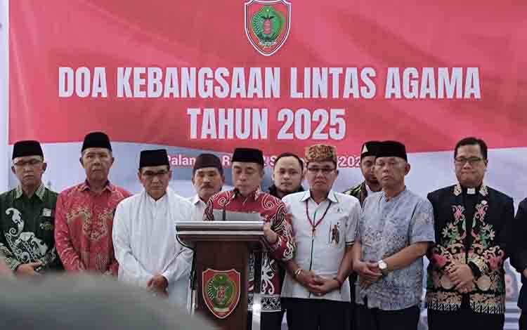Ketua DPW LDII Kalteng, Nur Prayudi saat mengikuti rangkaian doa kebangsaan lintas agama yang digelar di Aula Istana Isen Mulang, Rumah Jabatan Gubernur Kalteng, Selasa, 2 September 2025. (FOTO: IST)