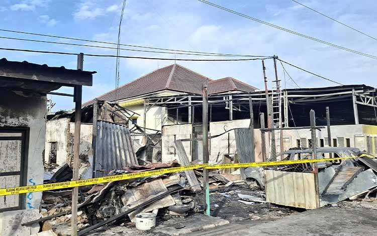 Lokasi kebakaran!?di Desa Pembuang Hulu 1, Kecamatan Hanau telah dipasangi garis polisi. (Foto : Ist)