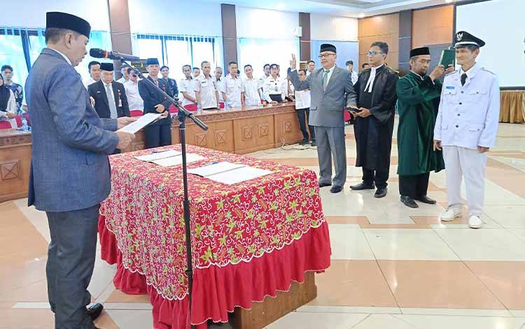 Bupati Barito Timur Lantik Staf Ahli dan Kades PAW Banyu Landas