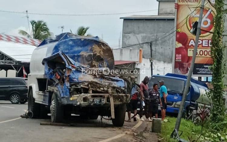 Truk Tangki Terguling di Tikungan Tajam Anjir Trans Kalimantan, Sopir Terjepit Berjam-jam