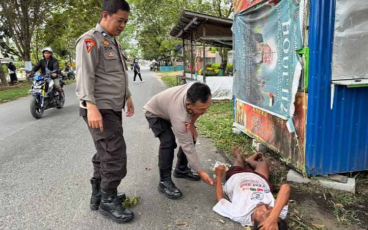 Pria ini Tergeletak di Pinggir Jalan Kuala Kapuas, Pihak Berwenang Mencari Keluarga
