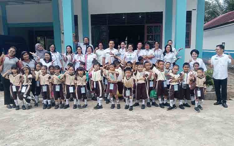 Siswa SD Trinitas Kunjungi Perpustakaan Barito Timur, Dorong Minat Baca Sejak Dini