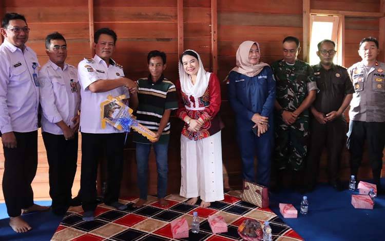 Warga Terdampak Abrasi di Seruyan Terima Bantuan Rumah Baru