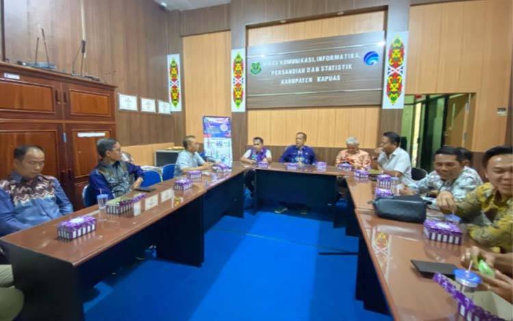 Diskominfosantik Kapuas Terima Kunjungan Studi Komparatif DPRD Barito Kuala