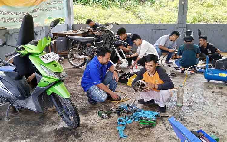 Disnakertransperin Barito Timur Latih Warga Buka Usaha Bengkel Sepeda Motor