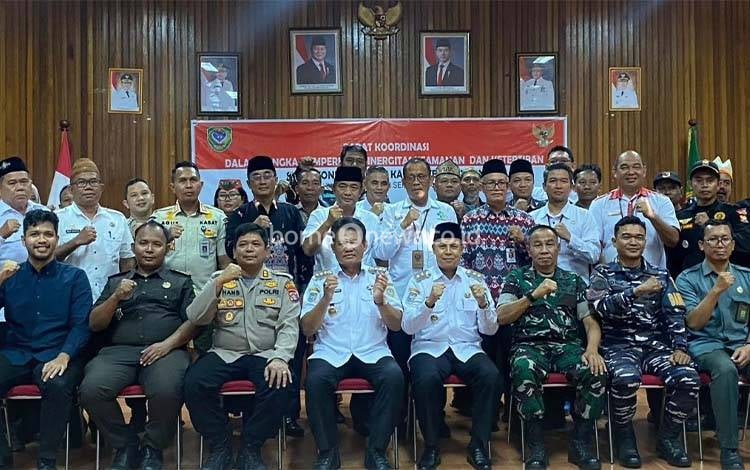 Bupati Seruyan Ahmad Selanorwanda, Wakil Bupati Seruyan H. Supian, unsur Forkopimda foto bersama seluruh peserta rakor. (Foto ; Ist)