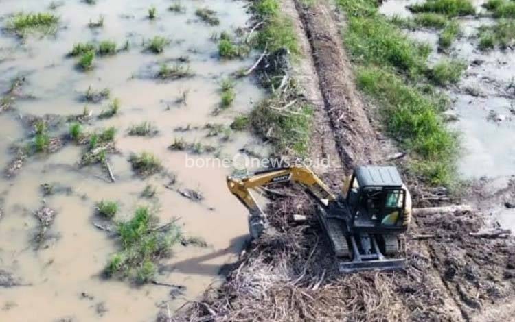 Kodim 1017 Lamandau melakukan pembersihan lahan untuk sawah baru. (FOTO : ISTIMEWA)