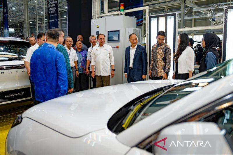 Perdana Menteri Malaysia Anwar Ibrahim saat meninjau pabrik mobil listrik pertama milik produsen mobil Malaysia, Proton, di Tanjung Halim, Perak, Malaysia, Kamis (4/9/2025). (ANTARA/HO-Kantor Perdana Menteri Malaysia)