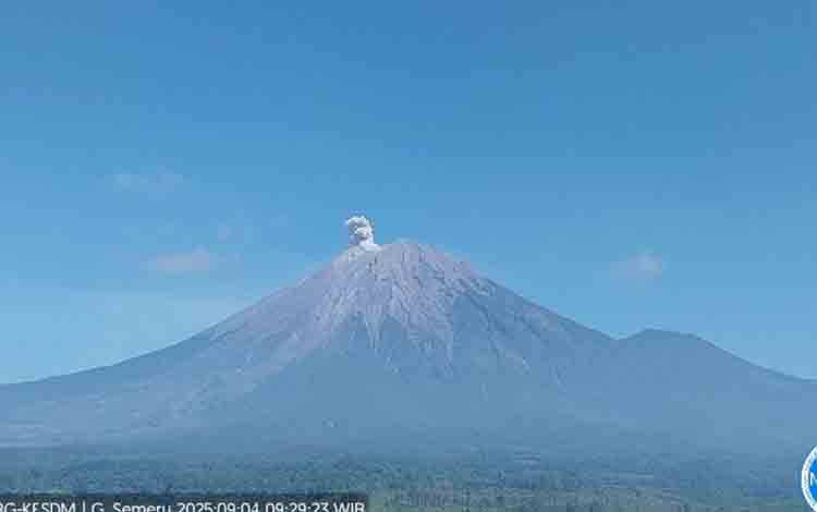 Gunung Semeru Erupsi Disertai Abu Vulkanik ke Arah Barat Daya