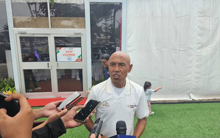 Kepala pemandu bakat timnas Indonesia, Simon Tahamata, menjawab pertanyaan pewarta usai menghadiri final Nusantara Open di lapangan Garudayaksa, Kabupaten Bekasi, Kamis (4/9/2025). (ANTARA/RAUF ADIPATI)