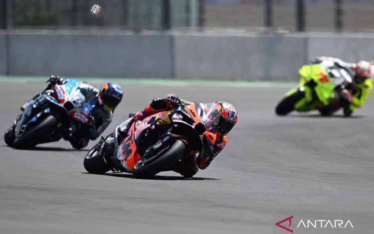 Pembalap KTM Factory Jack Miller (tengah) beradu kecepatan dengan pembalap Trackhouse Miguel Oliveira (kri) dan pembalap VR46 Marco Bezzecchi (kanan) saat mengikuti sesi latihan bebas MotoGP Mandalika di Pertamina Mandalika International Street Circuit, Lombok Tengah, NTB, Jumat (27/9/2024). Dalam latihan bebas I tersebut catatan waktu tercepat diraih pembalap Prima Pramac Franco Morbideli. ANTARA FOTO/Akbar Nugroho Gumay/YU