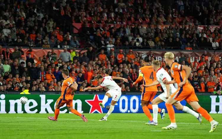 Bek sayap Timnas Polandia Matty Cash (2) melepaskan tendangan ke gawang Timnas Belanda pada pertandingan Grup G Kualifikasi Piala Dunia 2026 zona Eropa di Stadion Feyenoord, Rotterdam, Kamis (4/9/2025). (uefa.com)