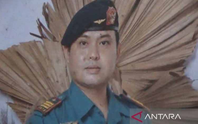 Foto Kapten Haryanto Tahir terpampang pada dinding rumahnya , Jalan Rajawali I Lorong 10 nomor 7, Makassar, Sulawesi Selatan, Kamis (4/9/2025). ANTARA/Darwin Fatir.